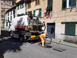 Mezzo autospurgo durante un intervento professionale a Genova