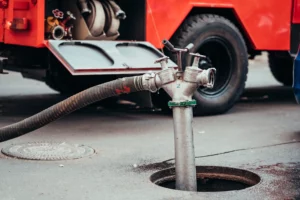 Intervento di manutenzione ordinaria della rete fognaria con autospurgo